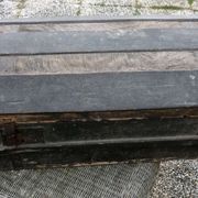 Ancienne malle de voyage en bois bombée