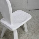 Paire de chaises tripodes, assises à la gouge. Brutalistes, circa 1960. Bois peint.