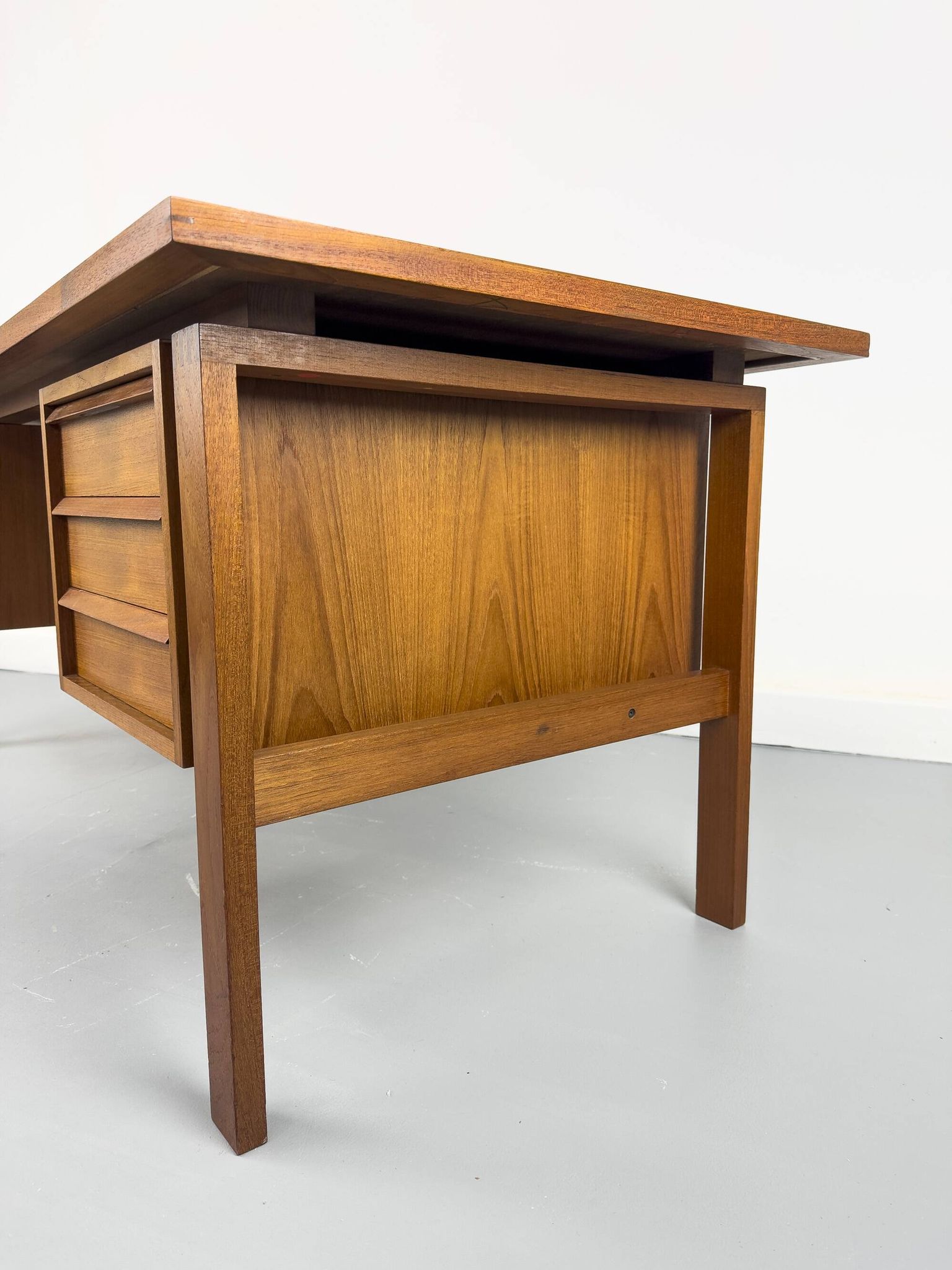 Mid-century teak desk by Svend Åge Madsen for Sigurd Hansen, 1960s.