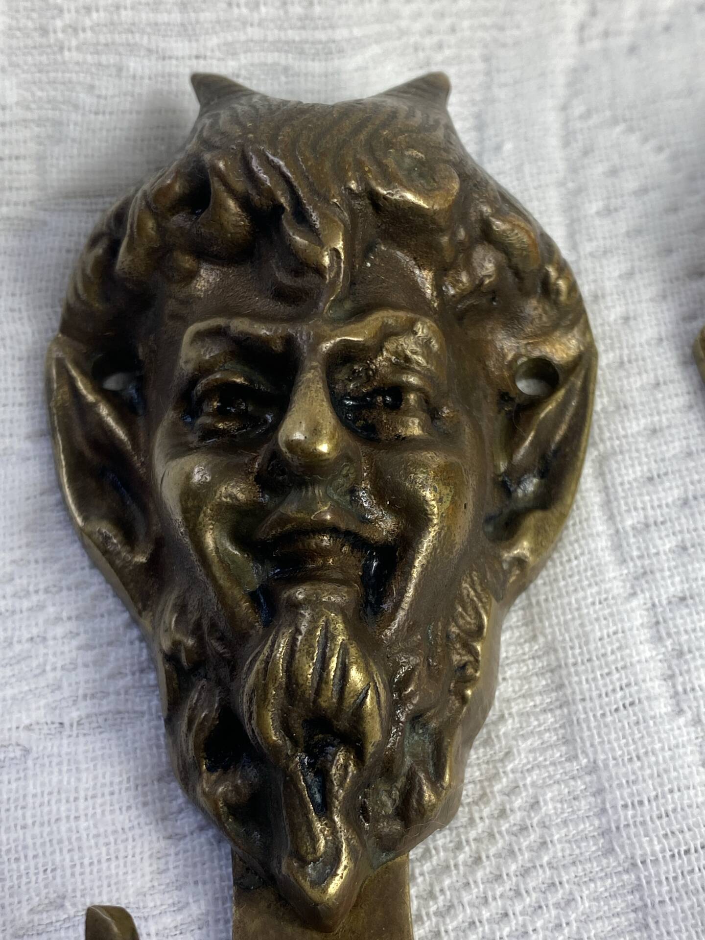 Patères murales, tête de diable, en bronze