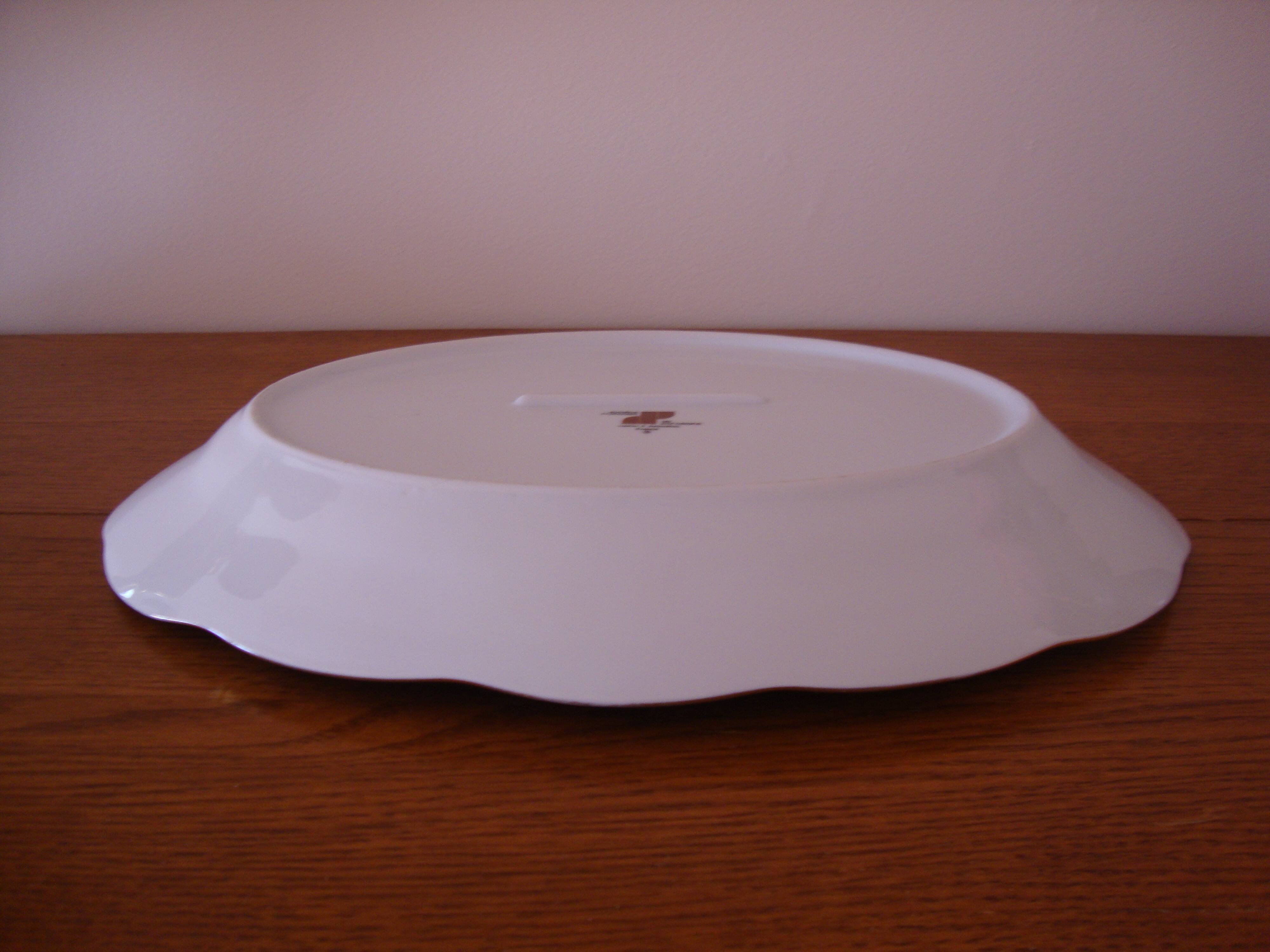 Long dish in fine white porcelain (Creation A. Deshoulières)