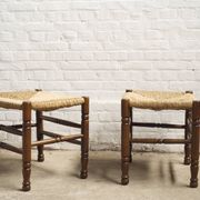 Une paire de tabourets en corde à papier
