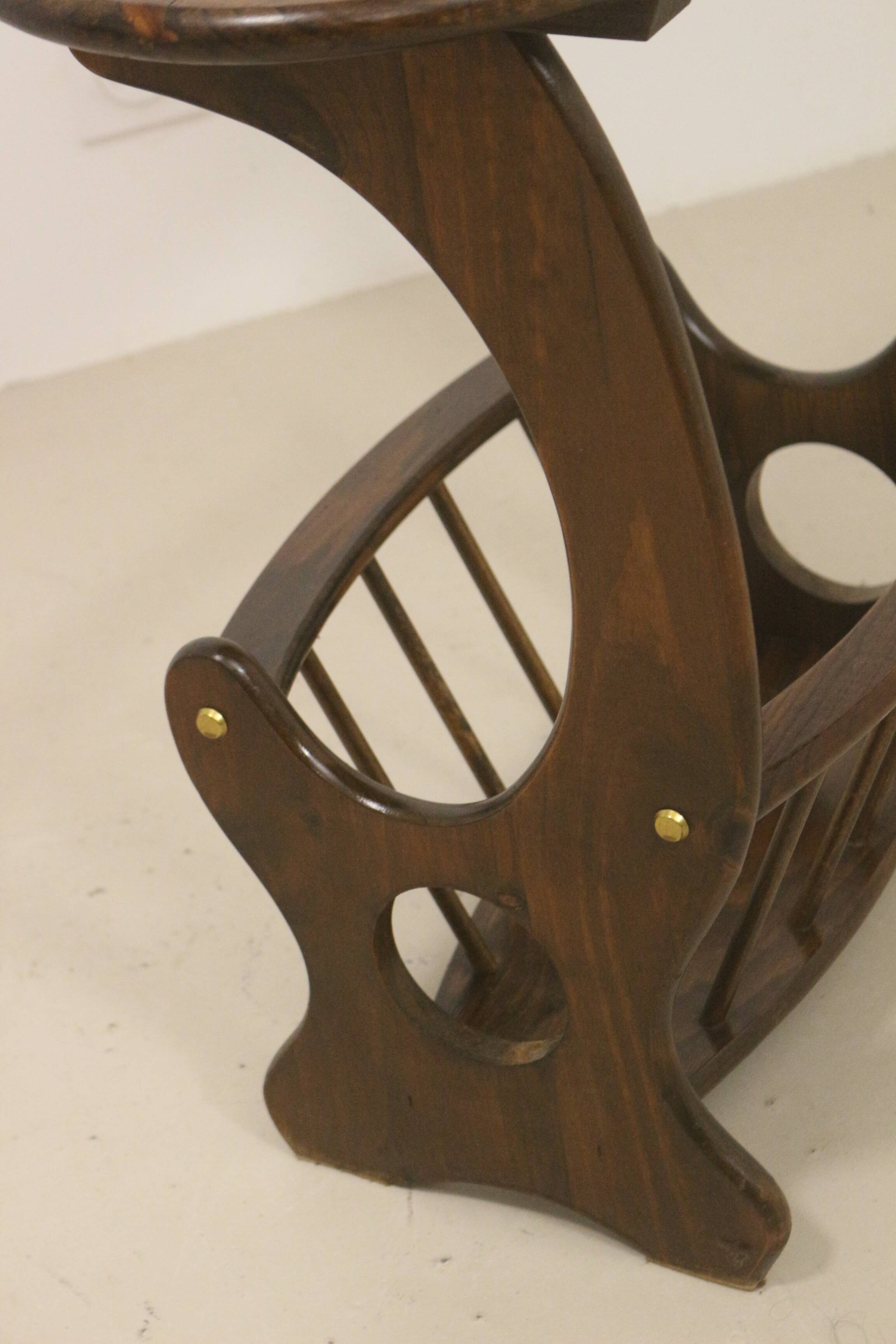 Wooden living room coffee table with magazine storage rack. Ref MIA