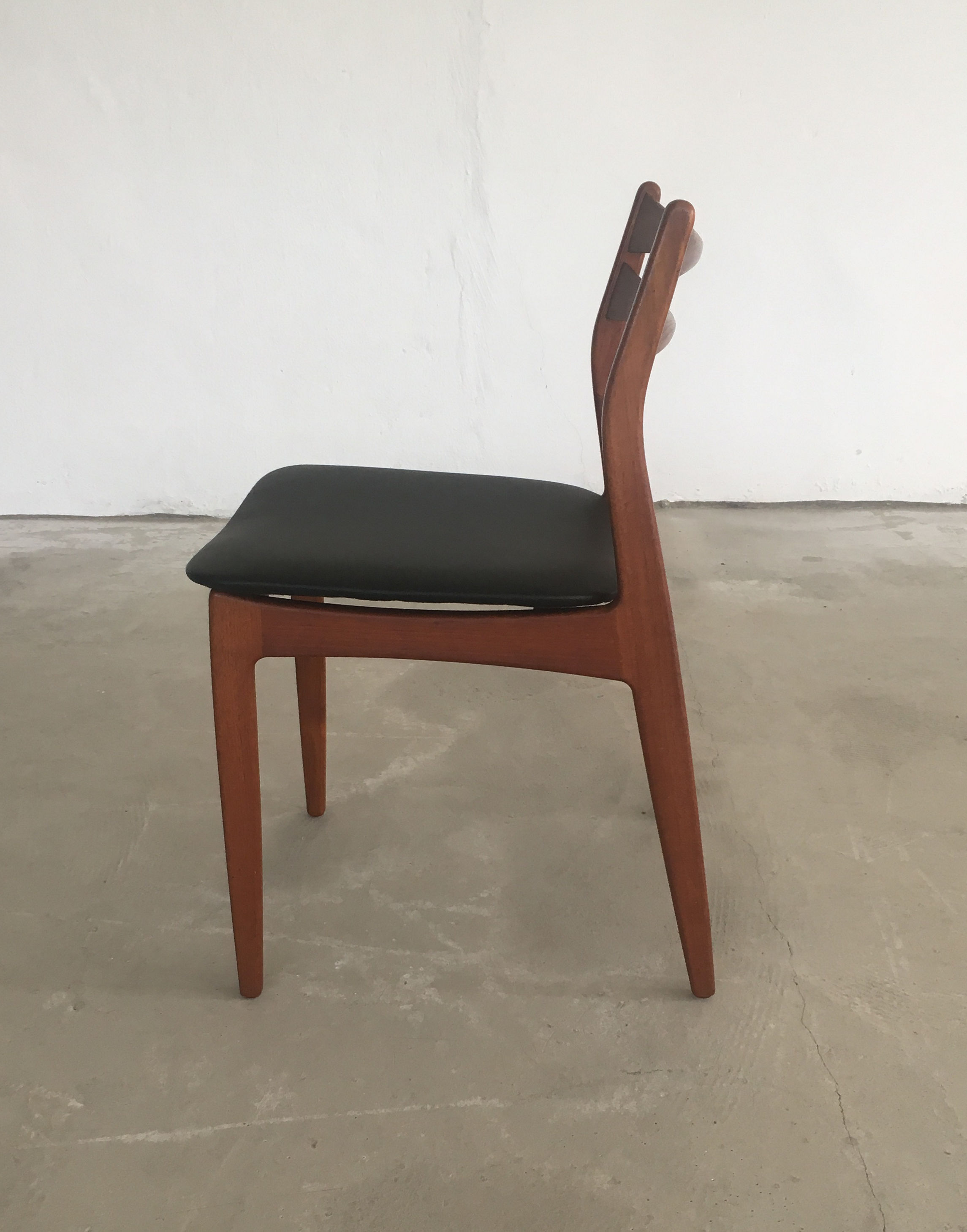 Quatre chaises danoises à manger en teck rembourrées en faux cuir noir Années 1960