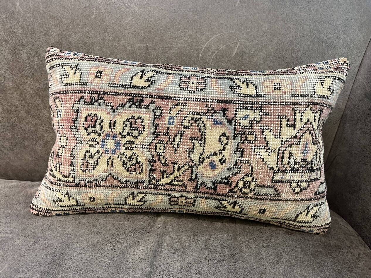 Coussin en tapis antique tissé à la main