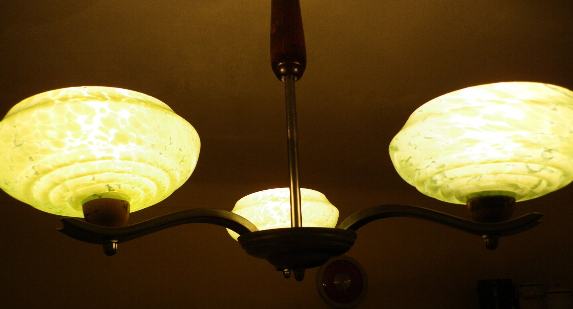 Lustre en opaline des années 1960