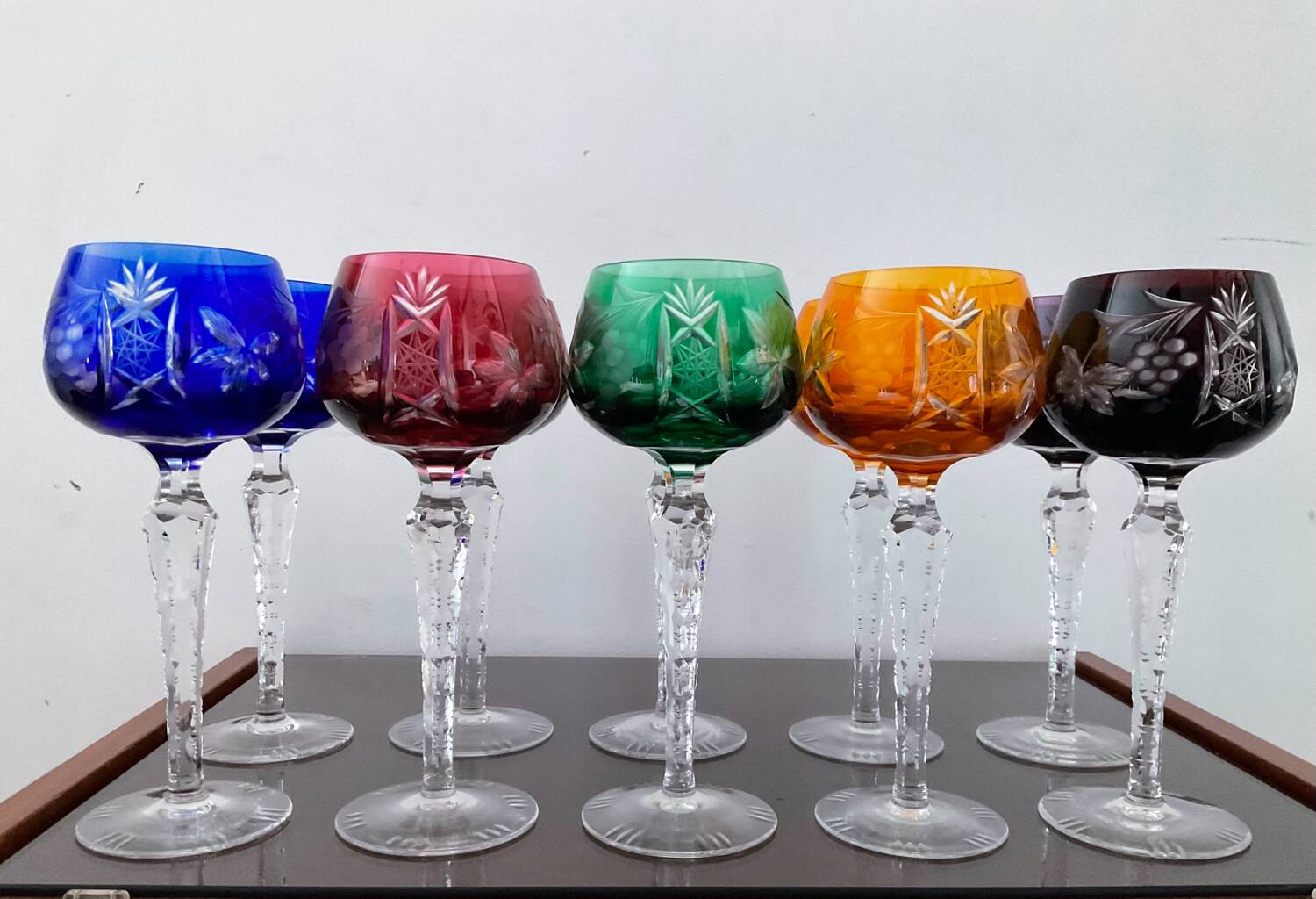 Série de 10 verres anciens multicolores en cristal ciselé