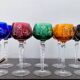 Série de 10 verres anciens multicolores en cristal ciselé