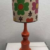 Lampe orange et abat-jour motif fleuri années 1970
