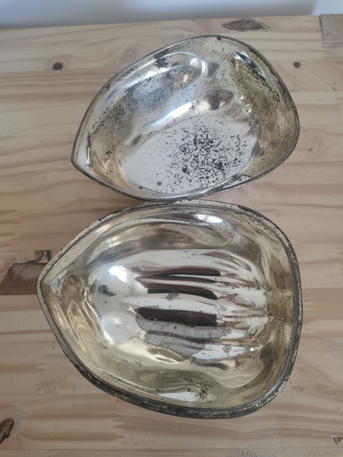 Vintage art deco walnut-shaped box in silver metal