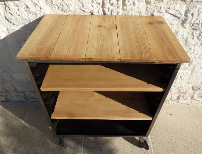 Meuble sur roulettes en métal à étagères en bois modulables