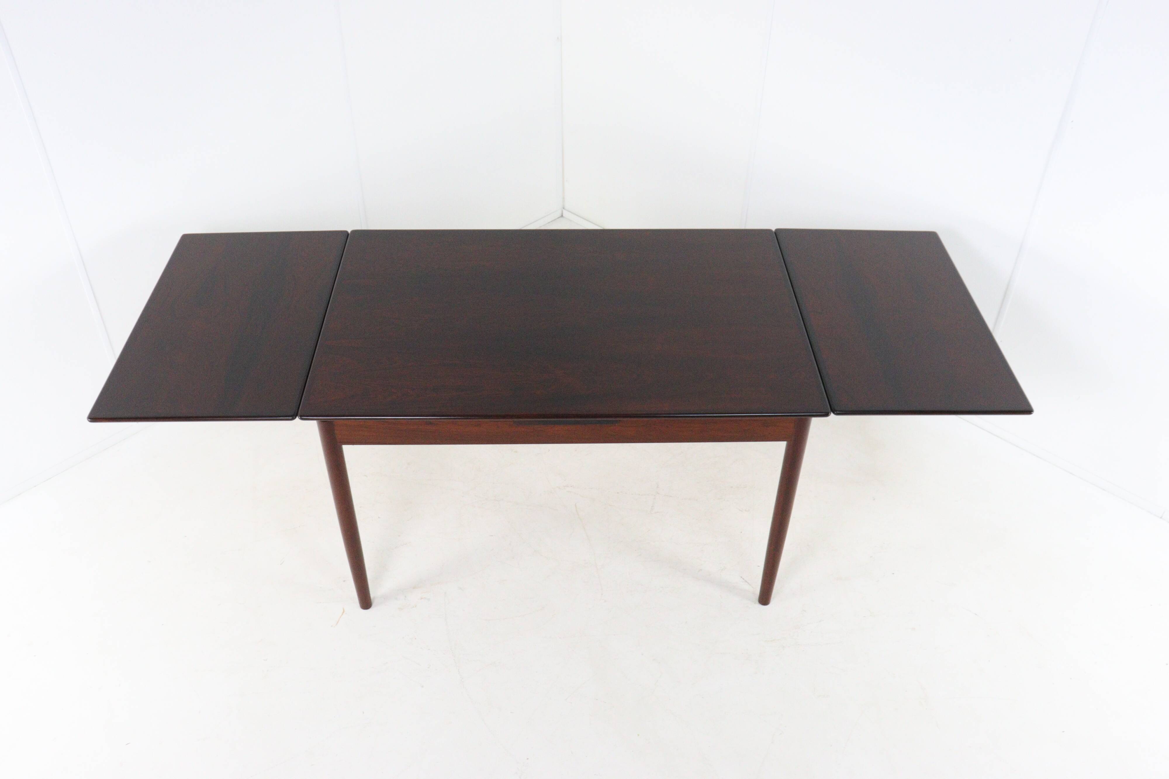 Table à manger extensible en bois de rose 'Stenstrup' - style mid-century moderne
