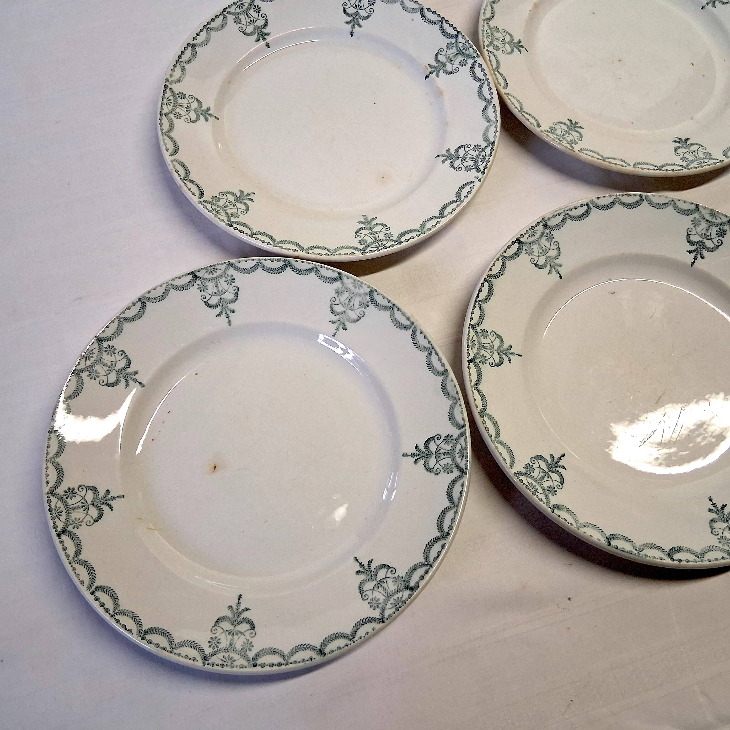 5 assiettes à dessert ancienne de chez Moulins des loups en bon état