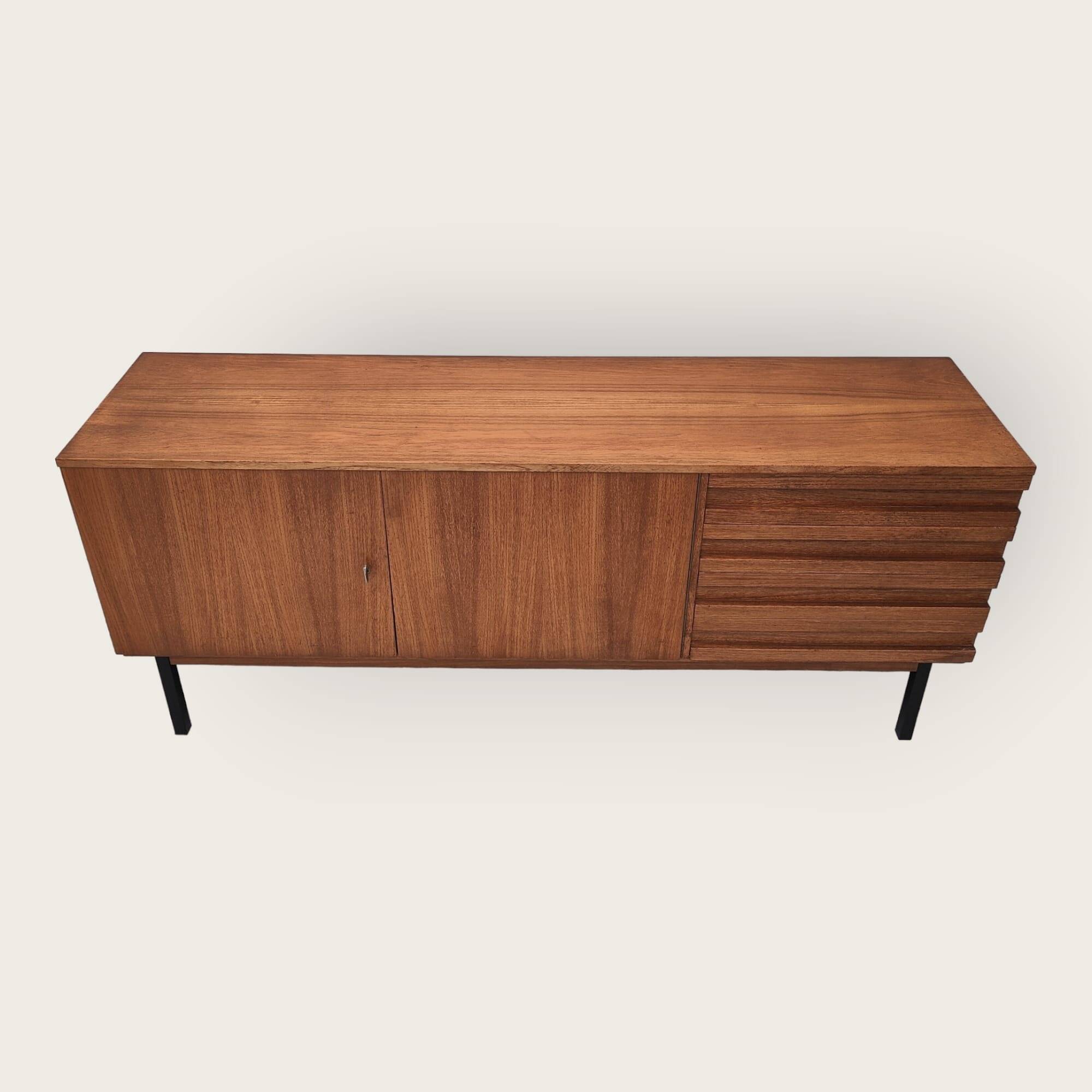 Buffet du milieu du siècle