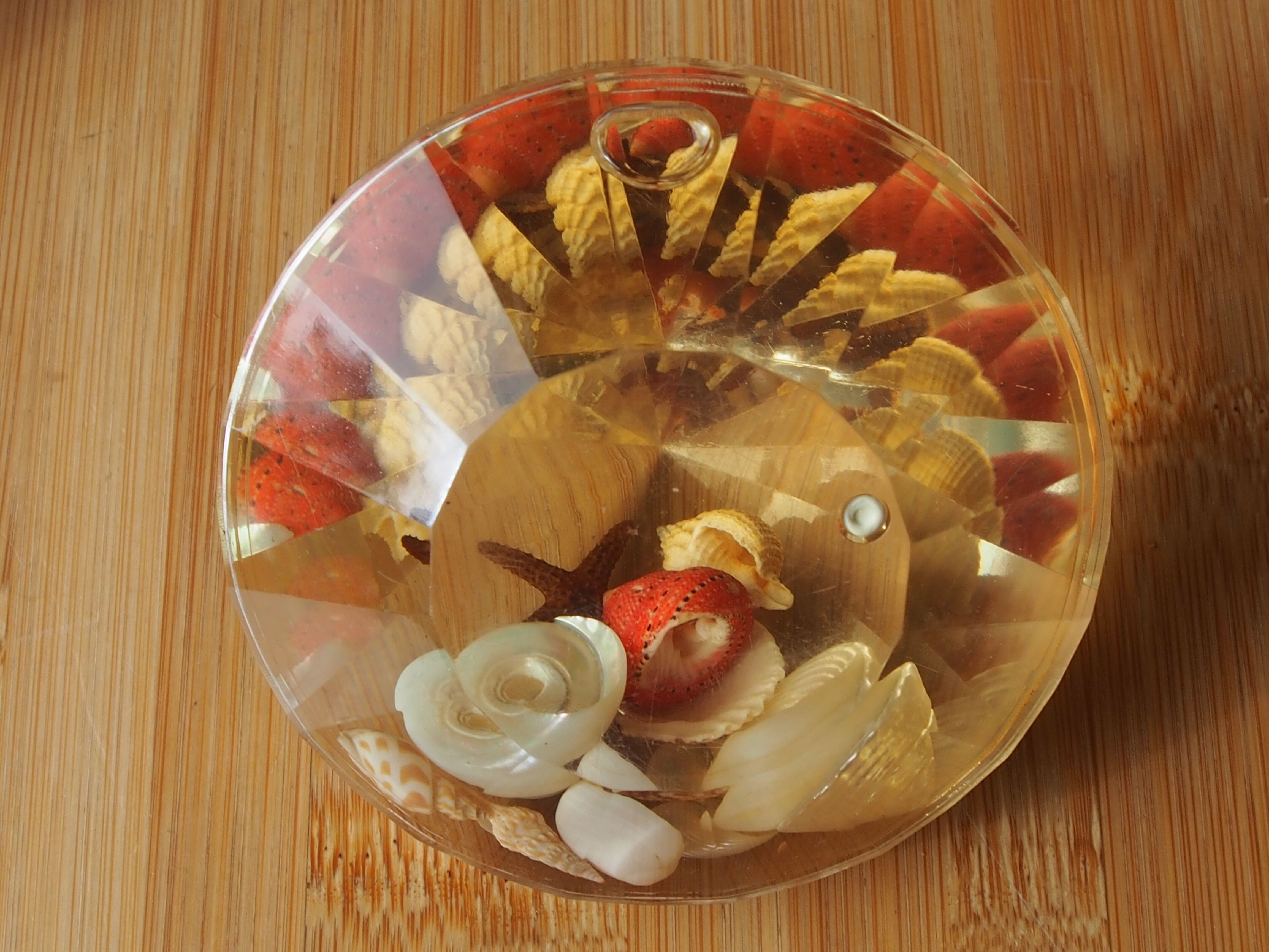 Resin clipboard with inclusion of shells, diamond-shaped