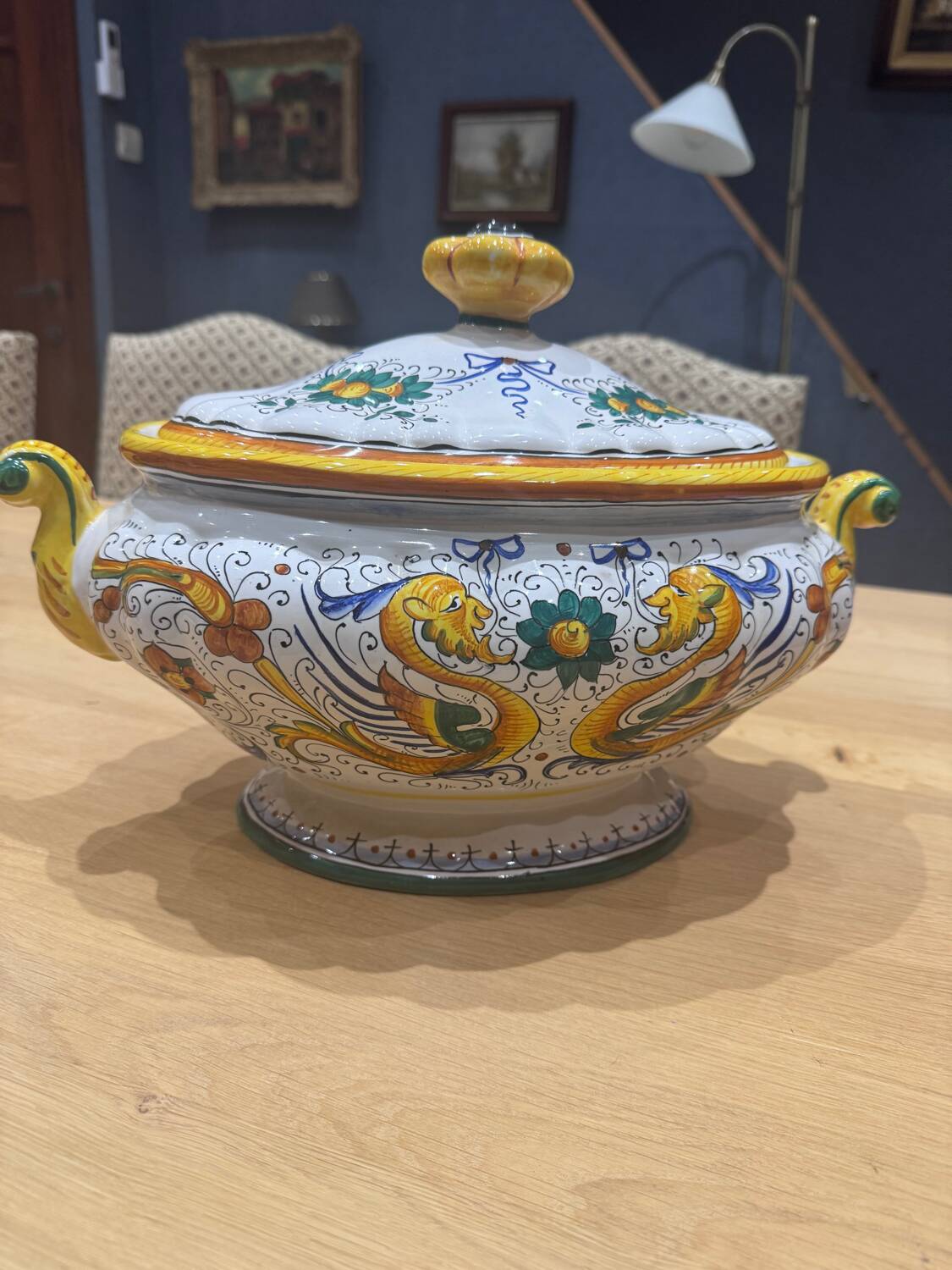 Hand-painted faience soup tureen from Deruta – Italy