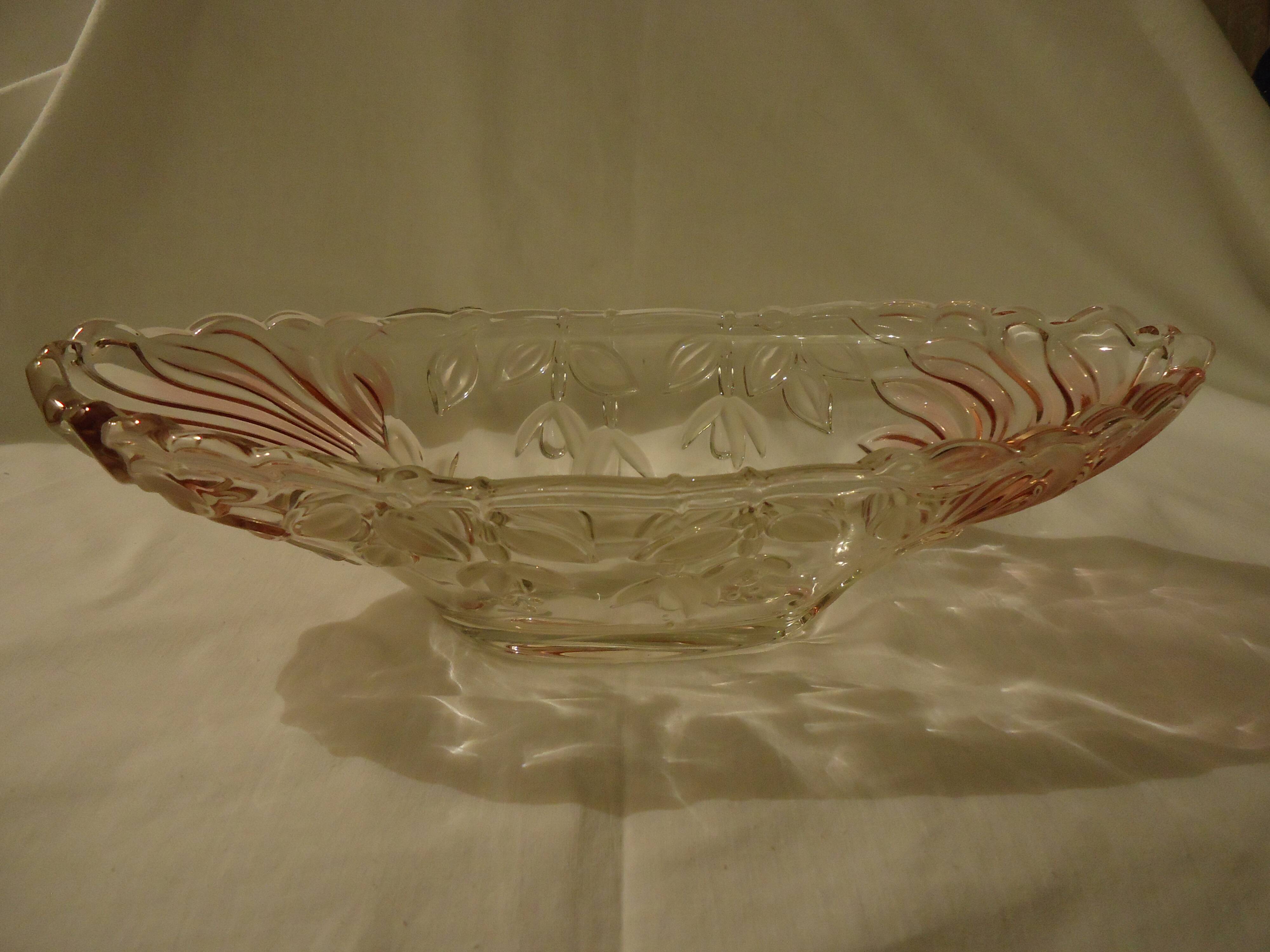 Oval bowl in crystal and frosted glass, pink and frosted.