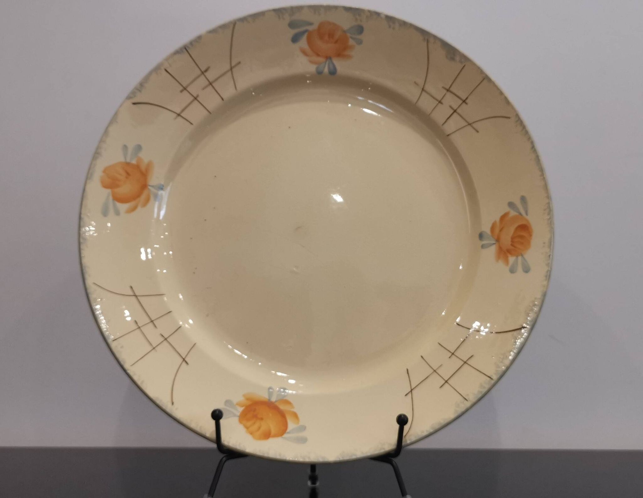 Ancien plat en faïence Terre de fer, peint à la main