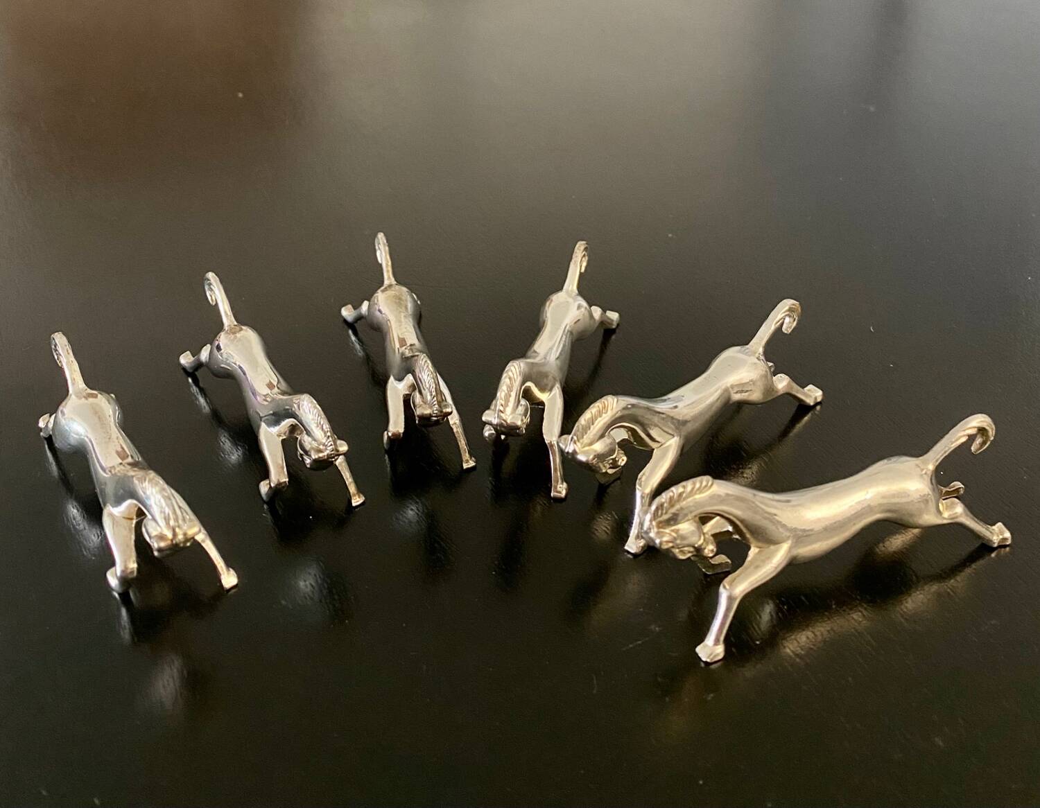 6 horse-shaped metal knife holders