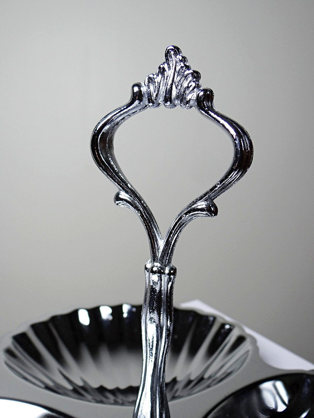 Vintage three-bowl server in silver-plated metal, shell decoration 1970-80.