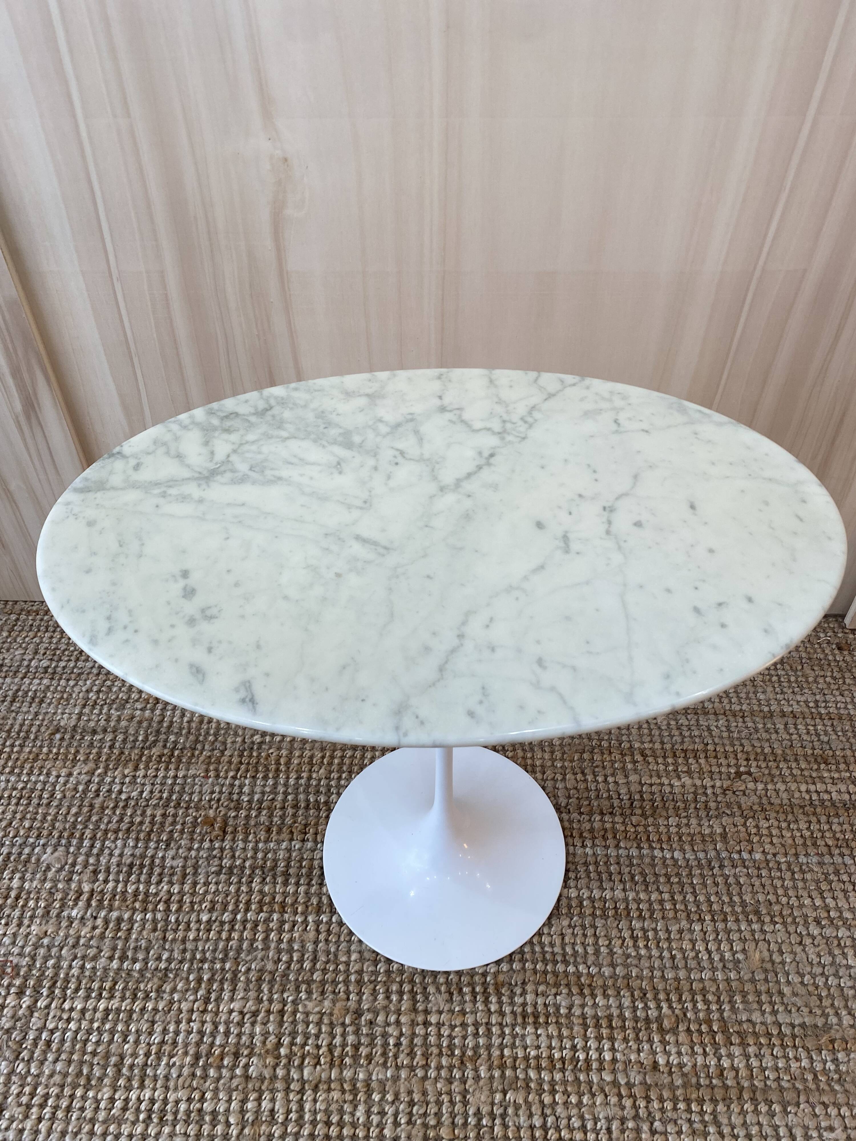 Calacatta Oval Side Table KNOLL