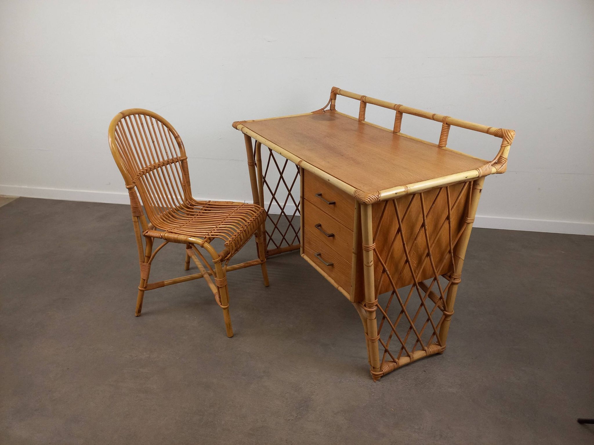 Bureau et sa chaise en rotin