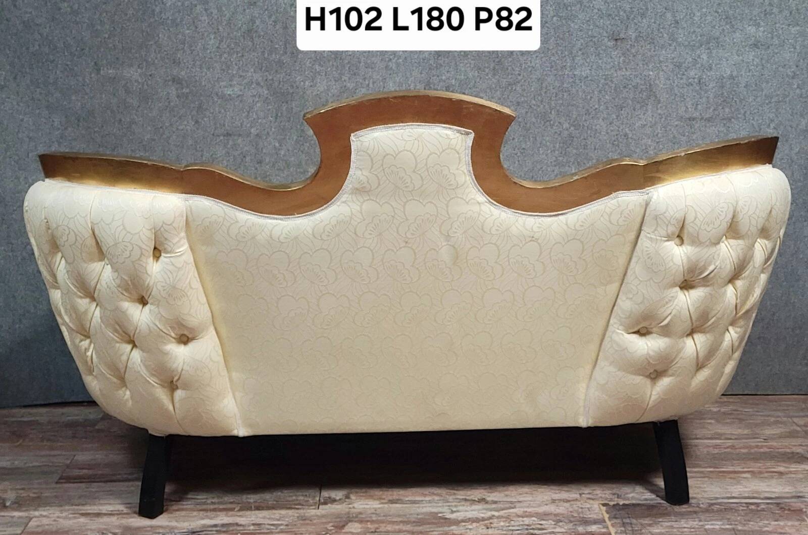 Banquette vintage à dossier capitonné, revêtu d’un tissu ivoire