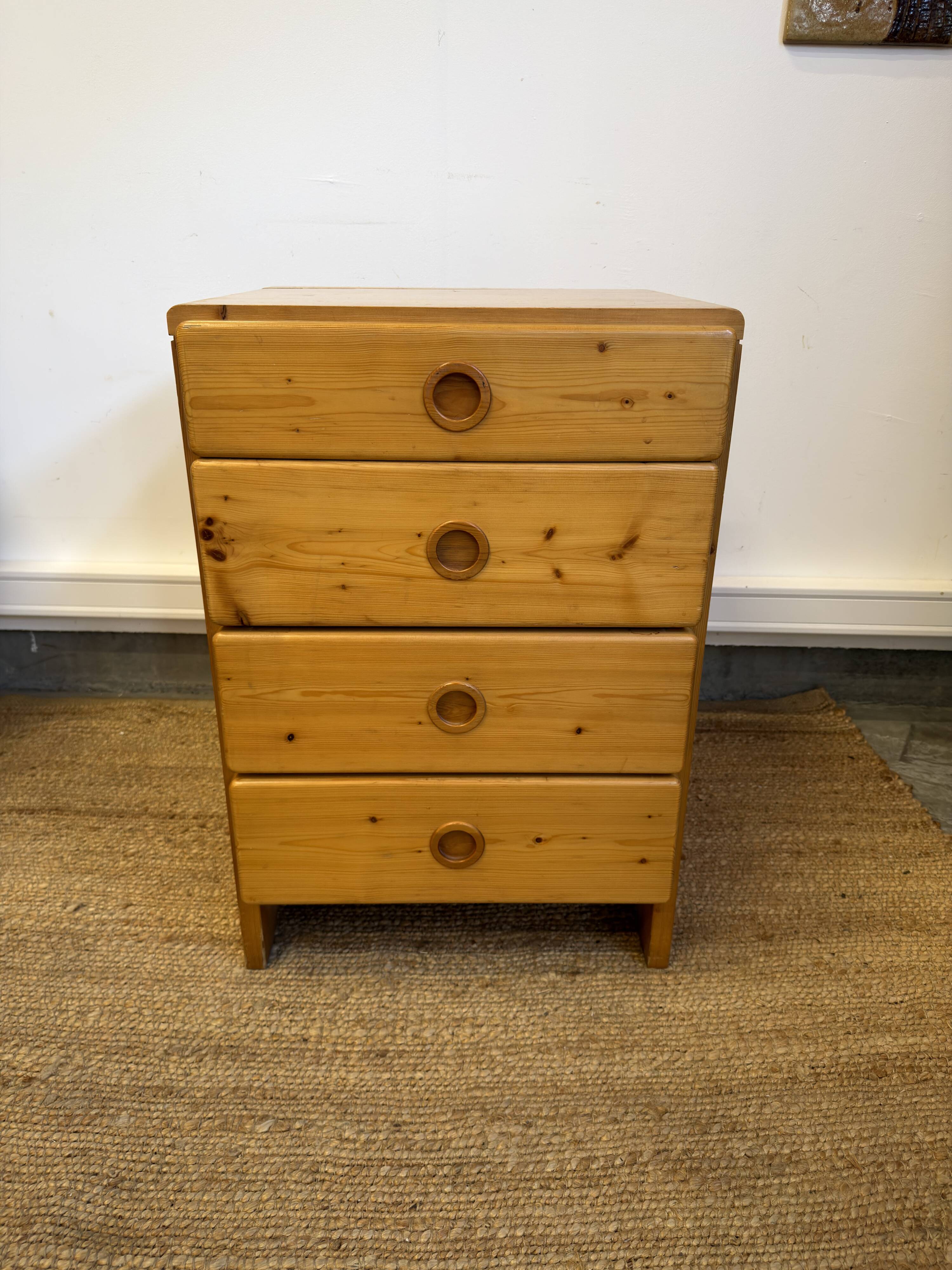 Commode Charlotte Perriand "Les Arcs" en pin massif – 4 tiroirs – Années 19