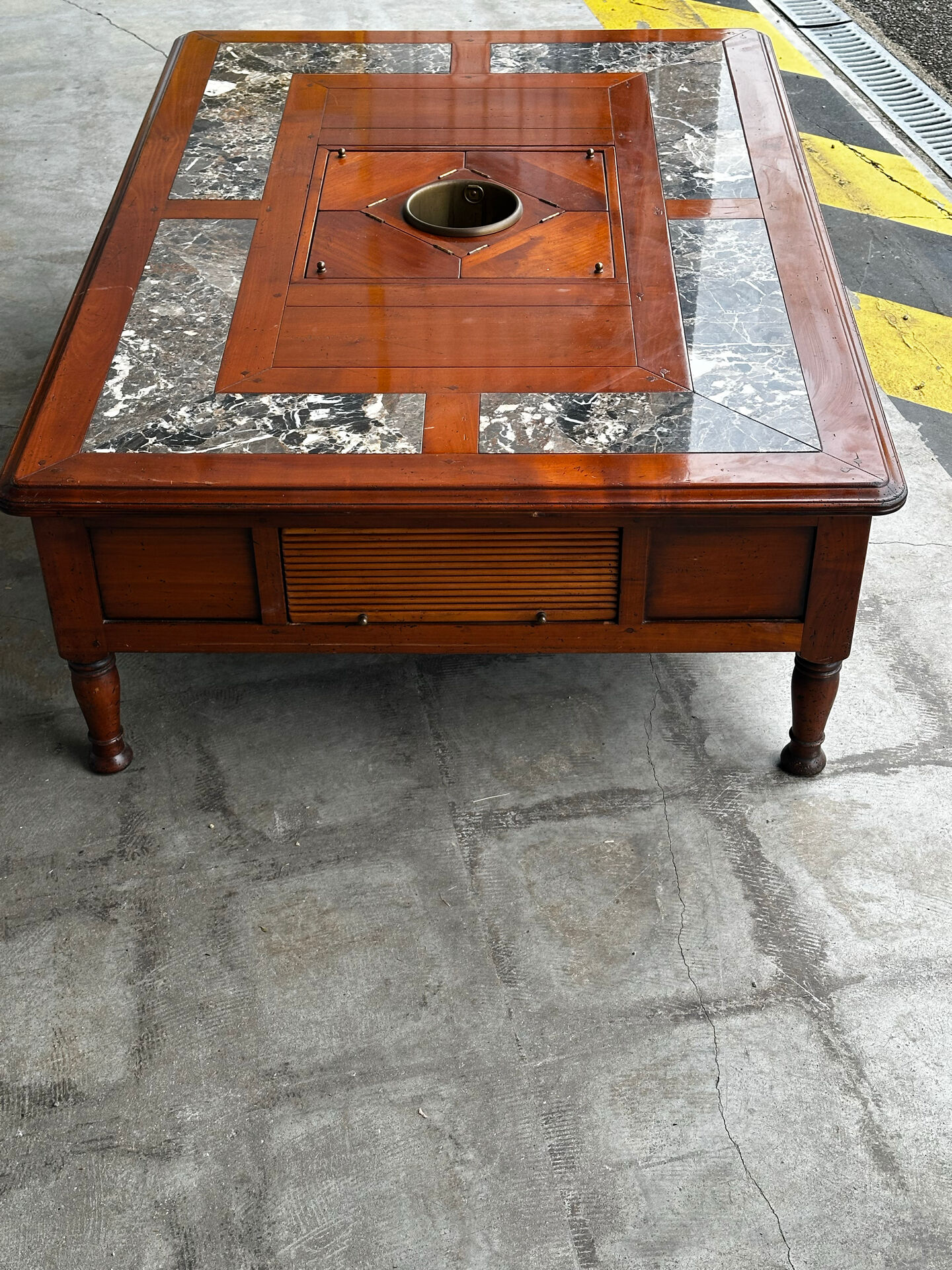 Table basse Robert Tissot en merisier massif, marbre et rafraîchissoir, années 70