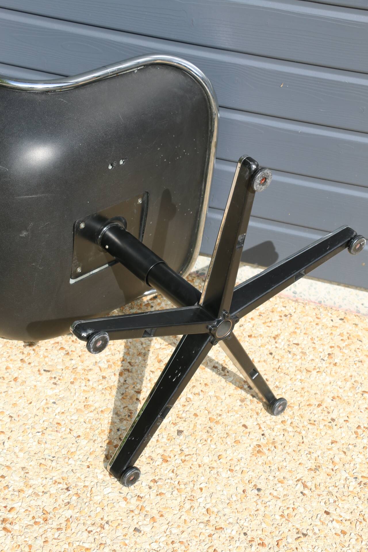 Pollock leather chair