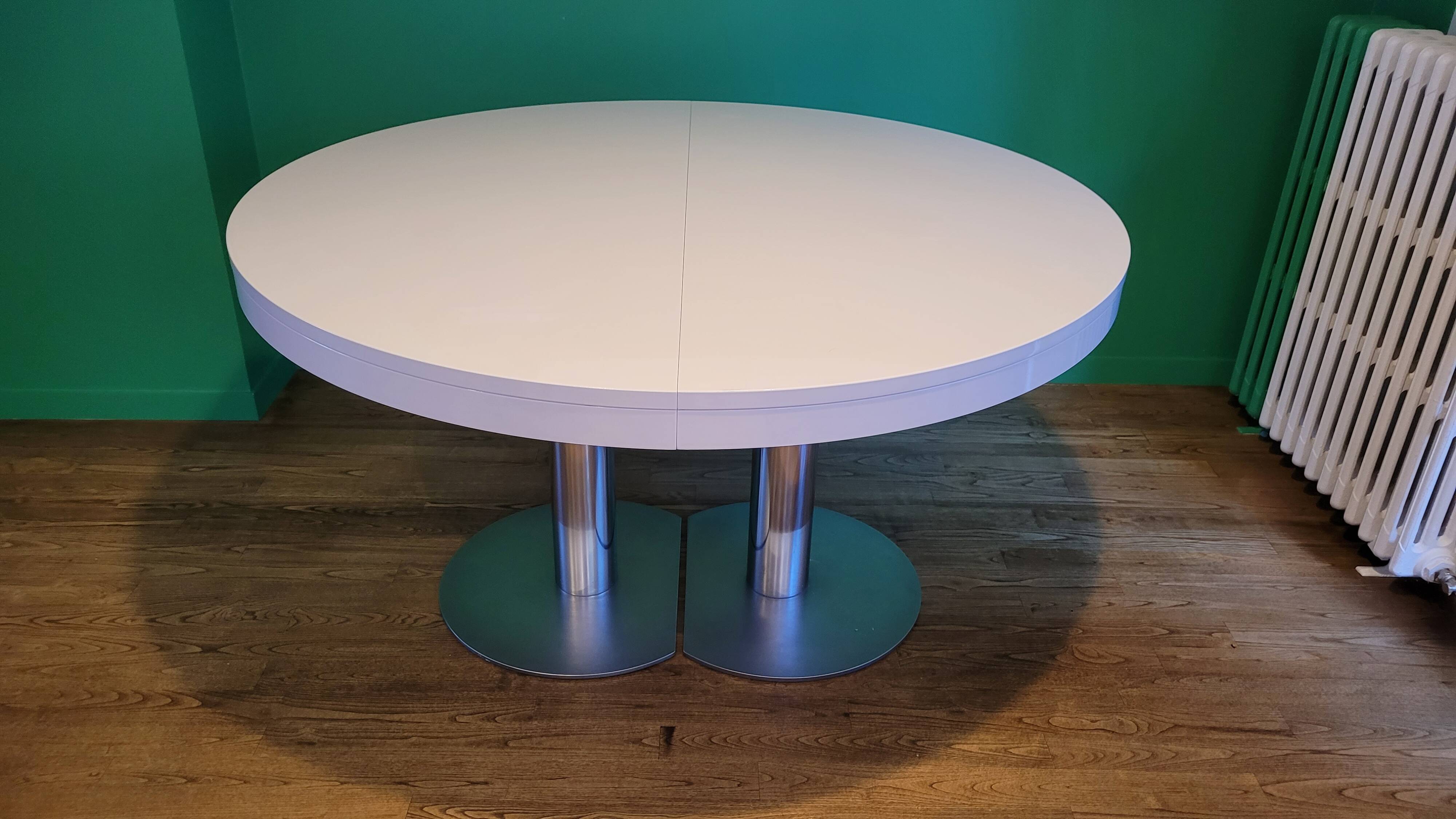 Ligne Roset table in glossy white lacquer, chrome legs, 2 extensions.