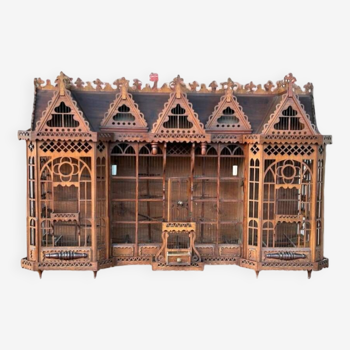 Importante cage à oiseaux - volière figurant une maison début xxème l 158 cm