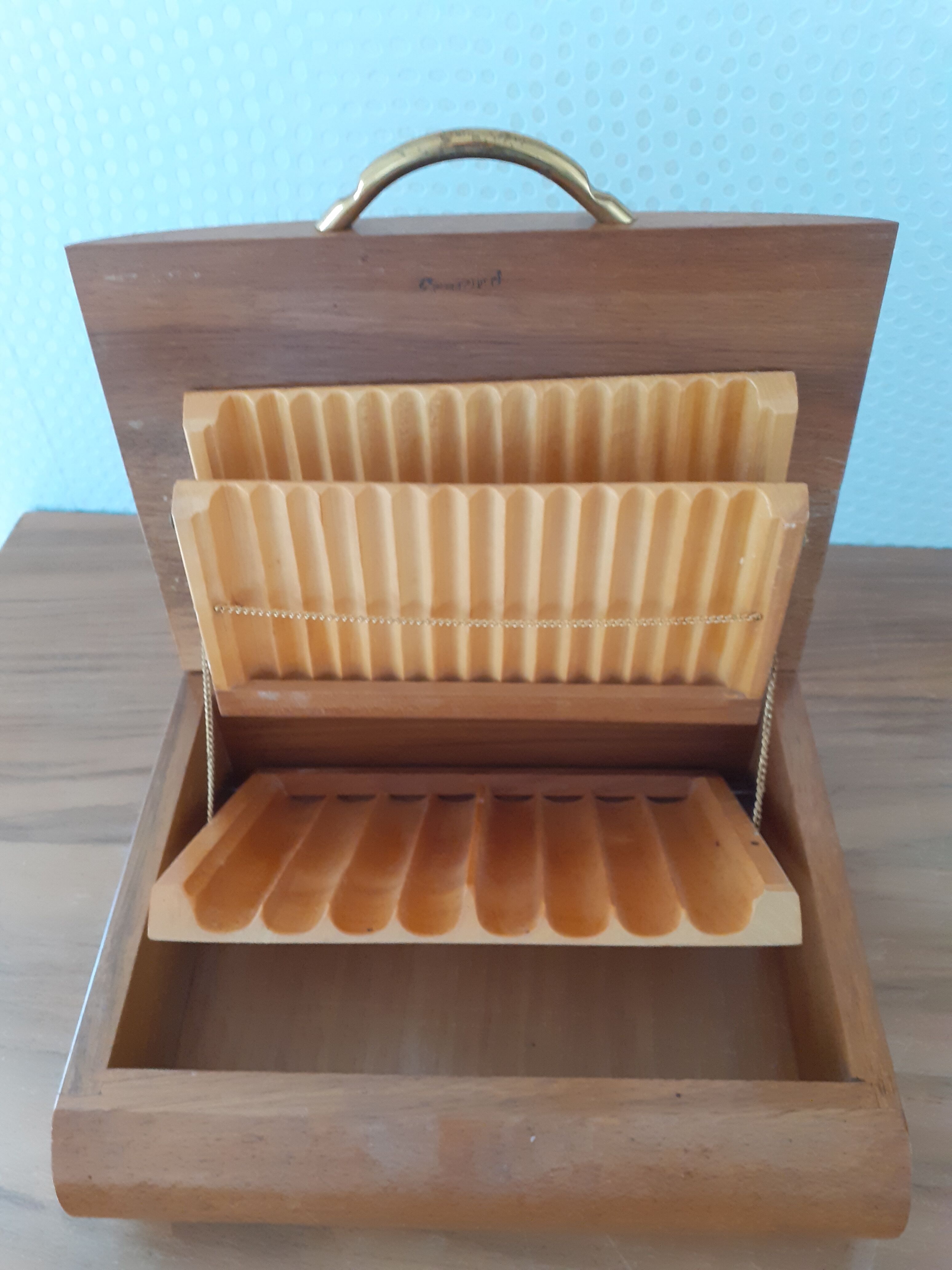 Wooden box cigarette dispenser Ermond