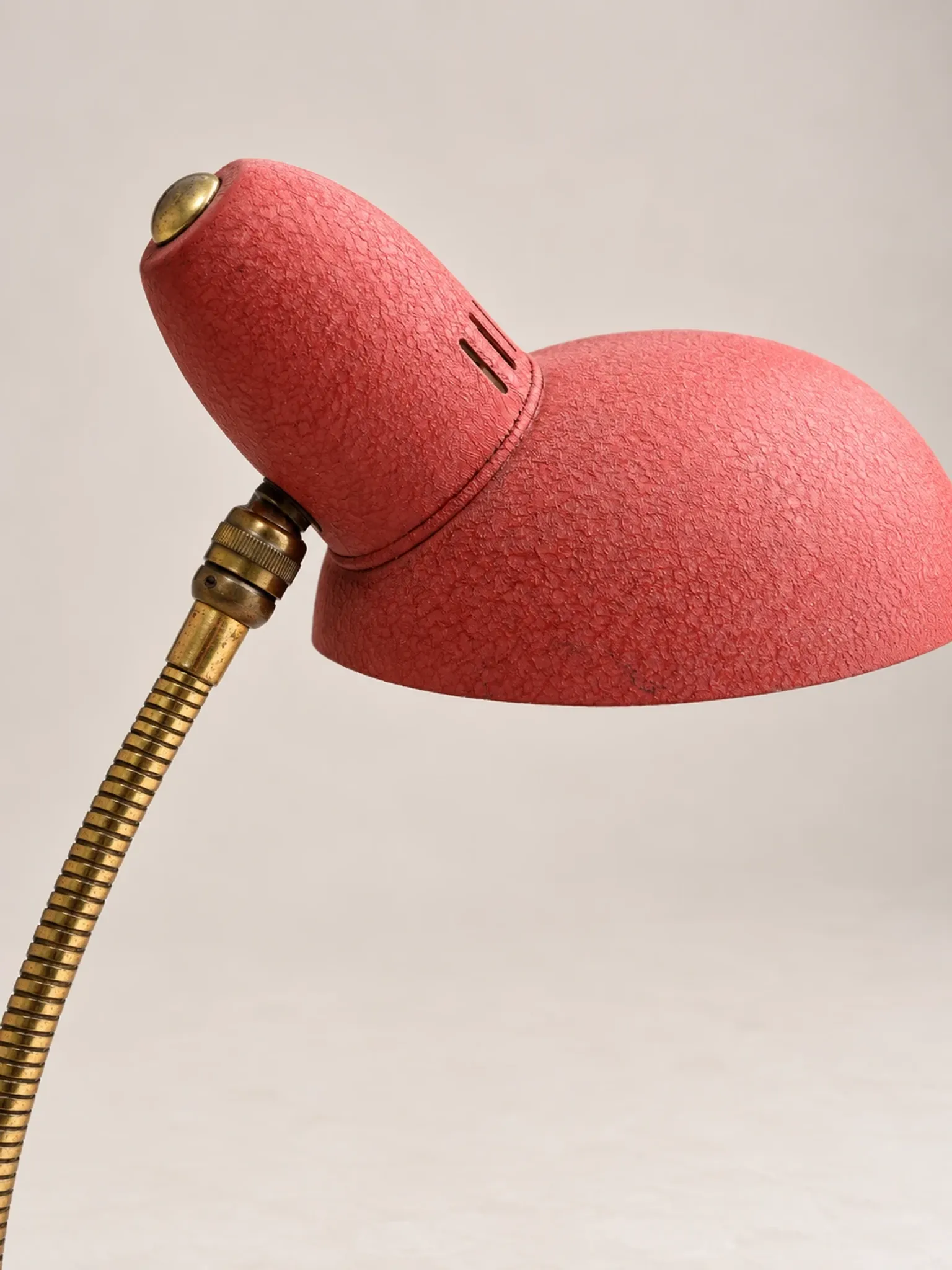 Vintage desk lamp from the 50s-60s – Coral red and brass – Tripod base