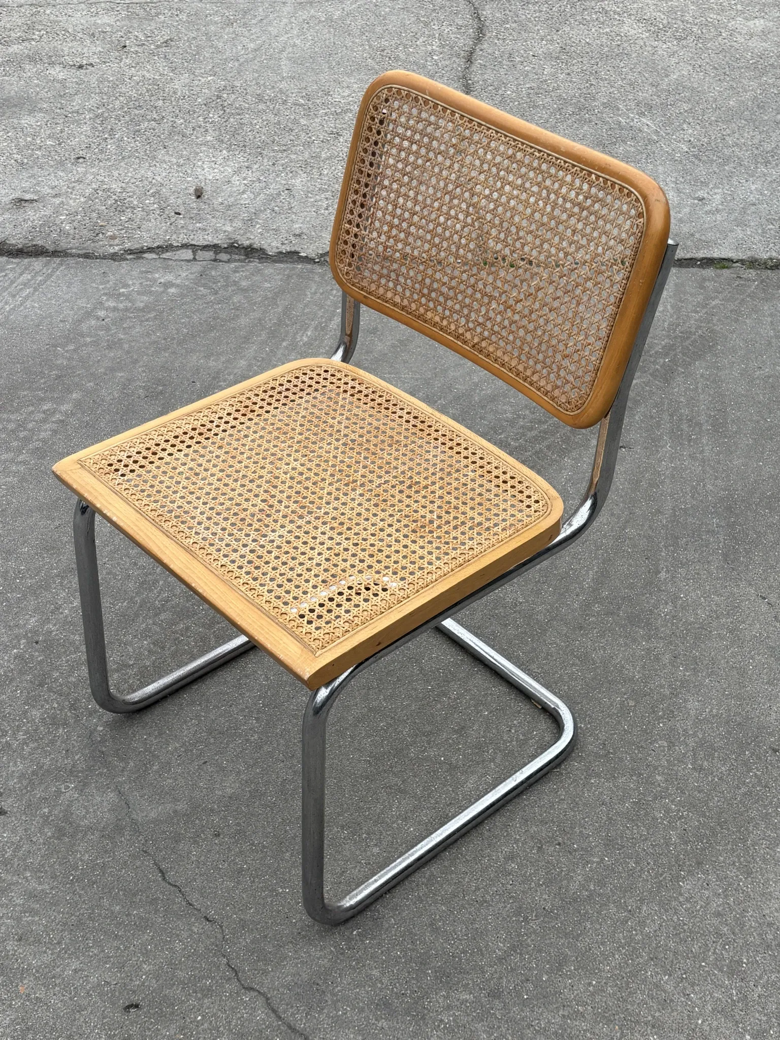 Chaise de design Cesca modèle B32 en chrome