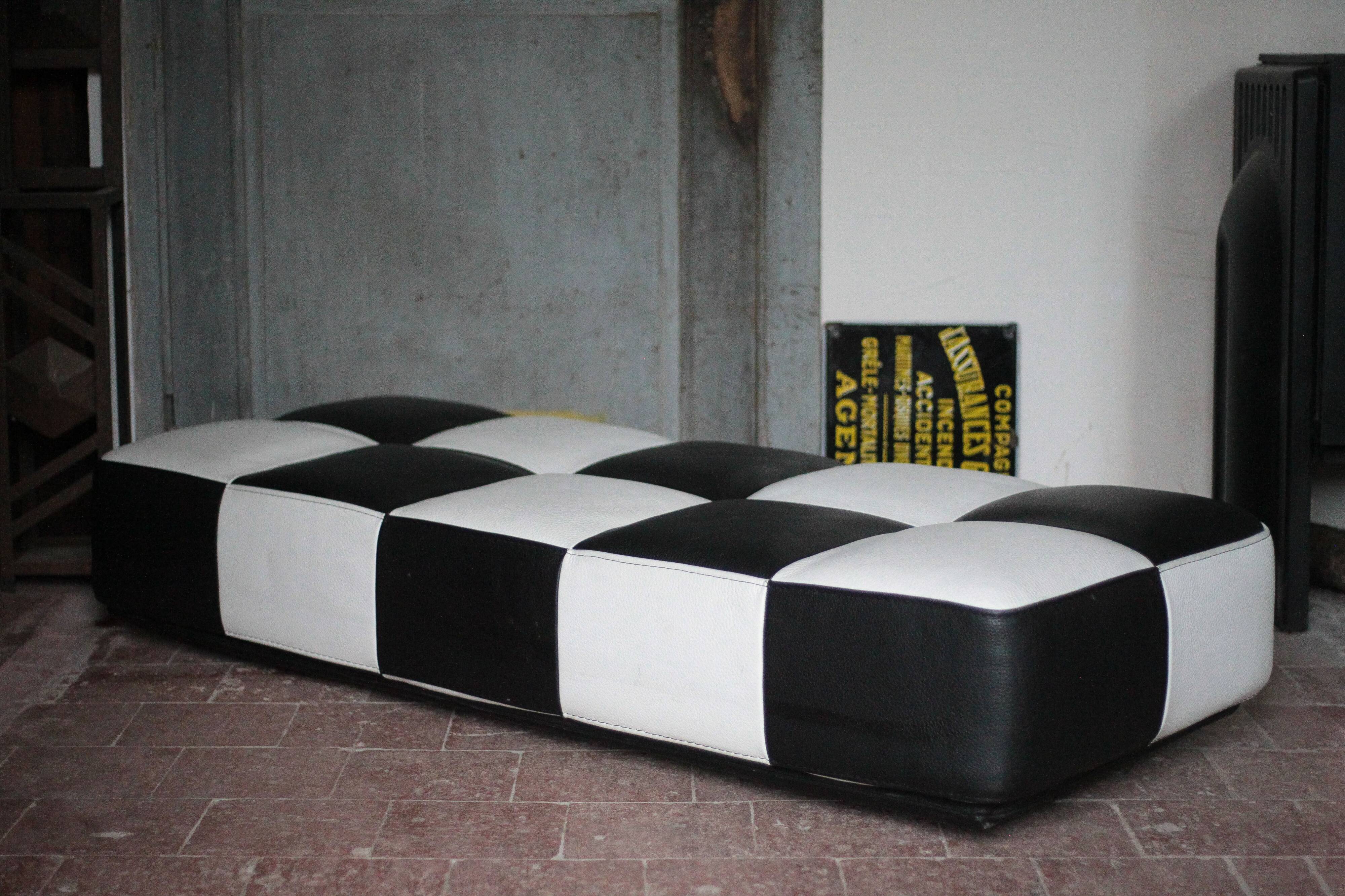 Banquette Roche Bobois cuir damier noir et blanc, banquette basse