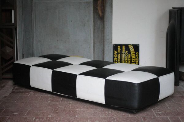 Banquette Roche Bobois cuir damier noir et blanc, banquette basse