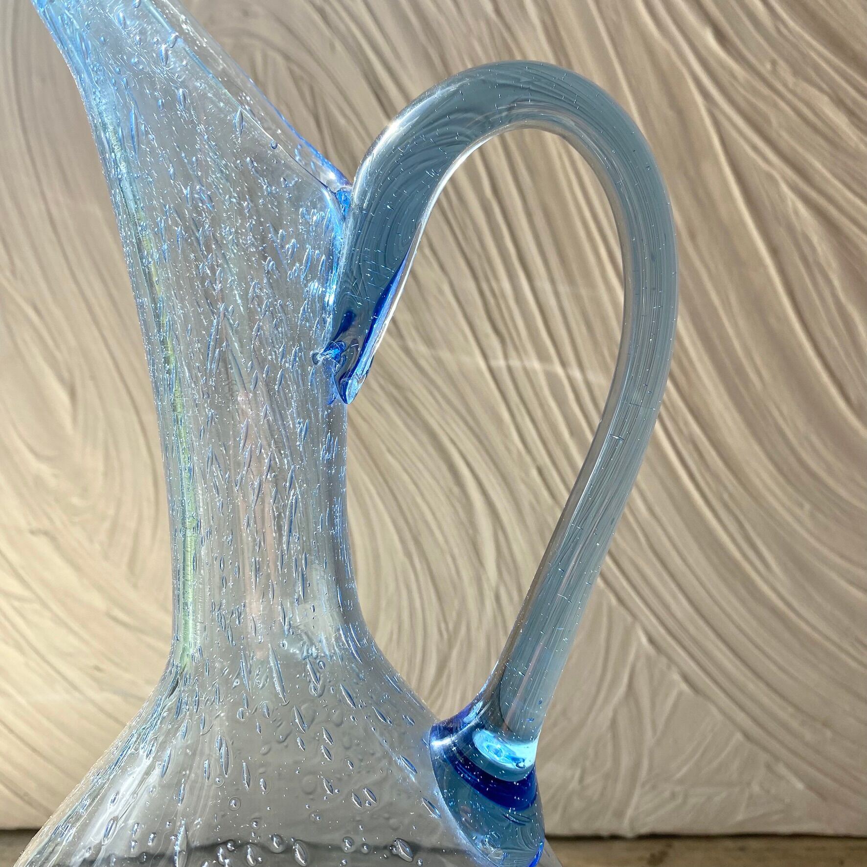 Pichet en verre soufflé bleu 30 cm