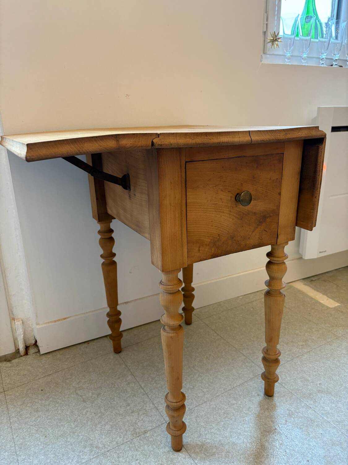 Dressing table with flaps, sandblasted.