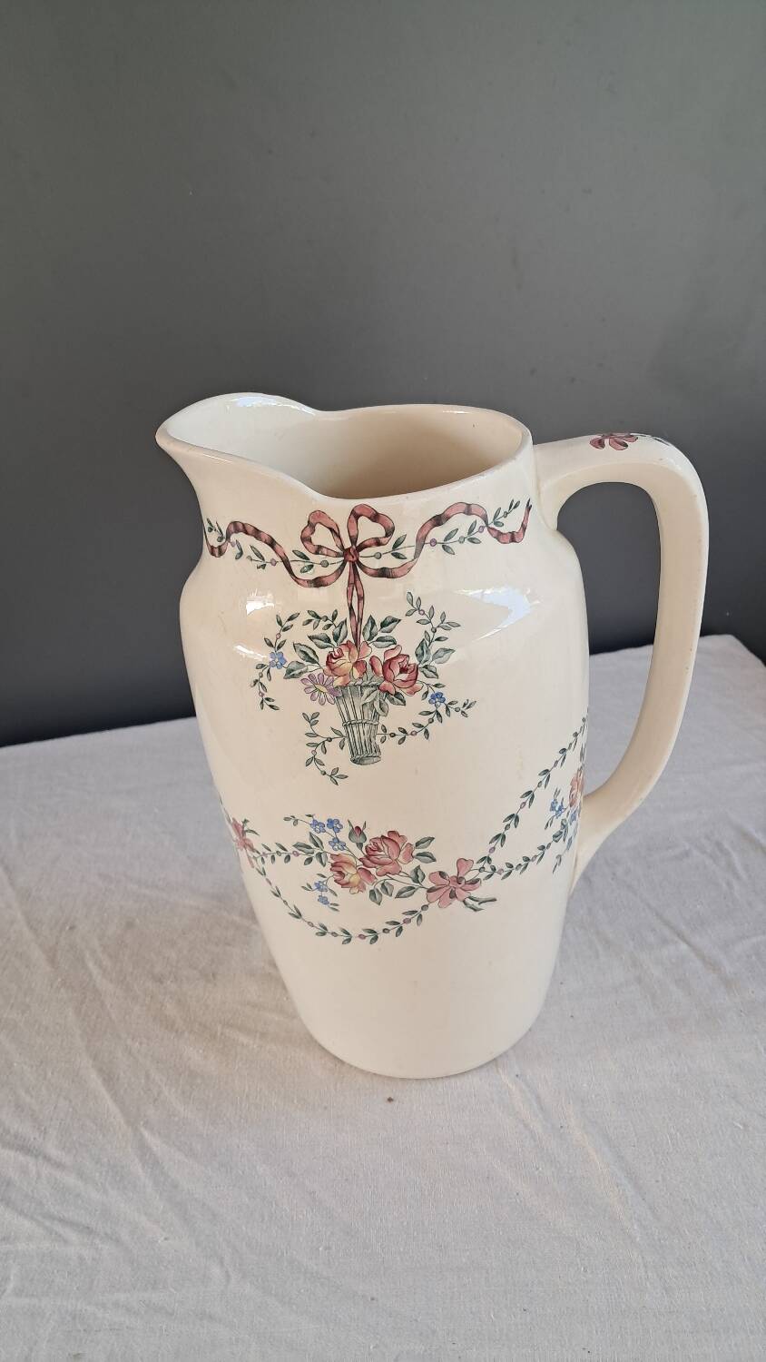 Longchamps toilet pitcher