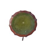 Table d’appoint à vin, guéridon ancien en bois et cuir vert