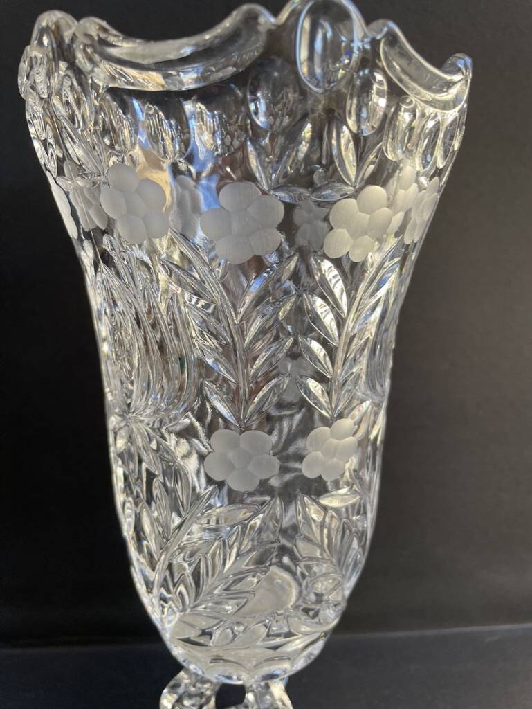 Polished and frosted molded crystal vase – Mid-20th century