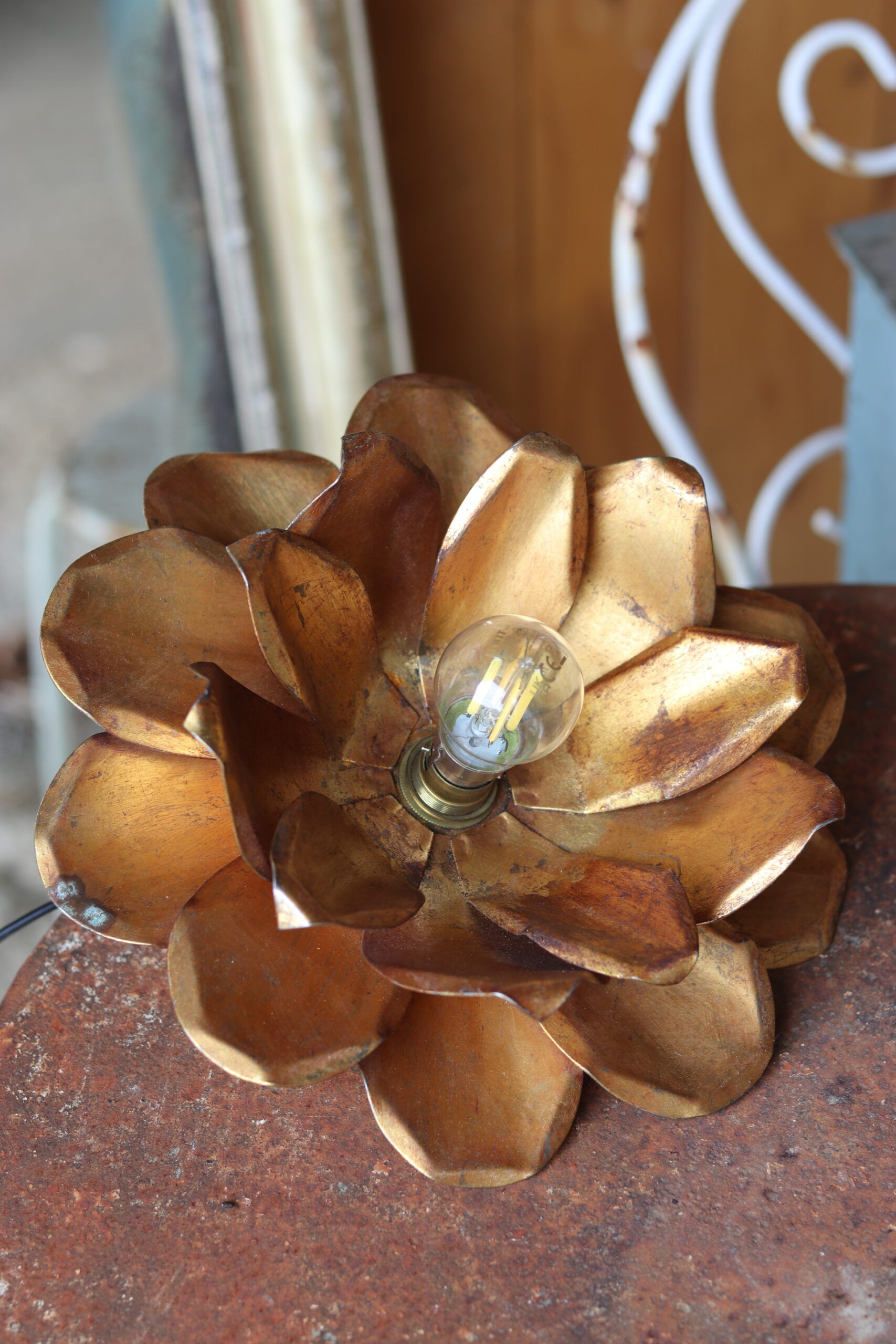 Vintage ceiling light in gilded metal, flower-shaped.