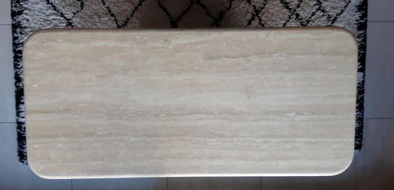 Table basse en travertin beige clair polie.
