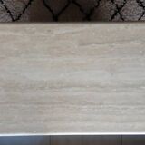 Table basse en travertin beige clair polie.