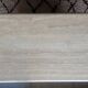 Table basse en travertin beige clair polie.