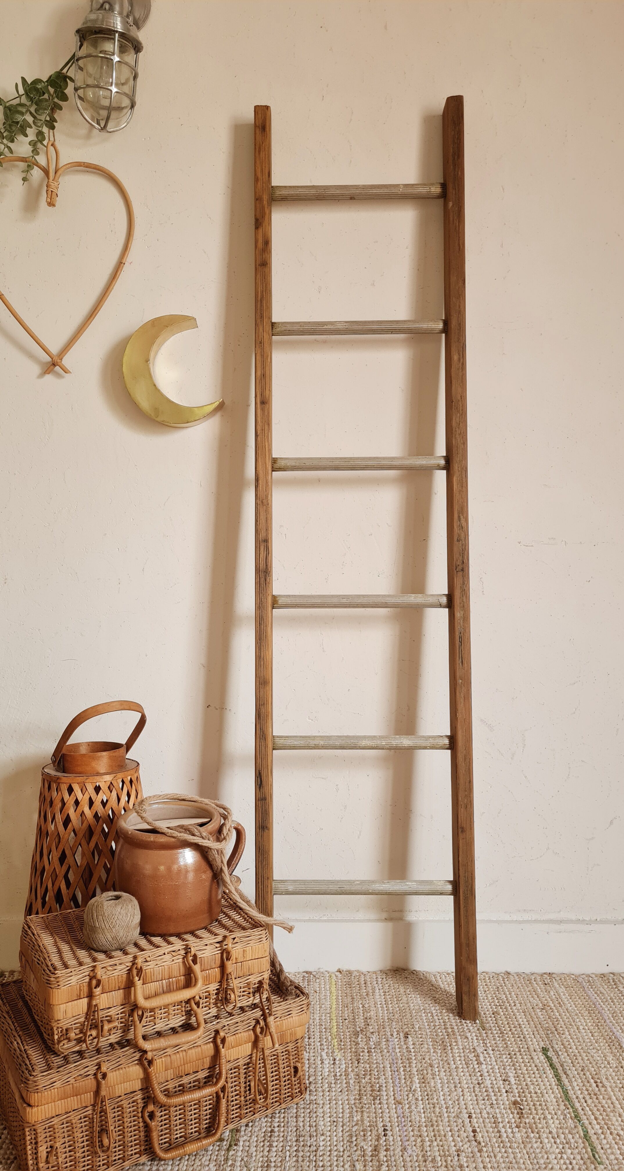 Old scale in wood and metal