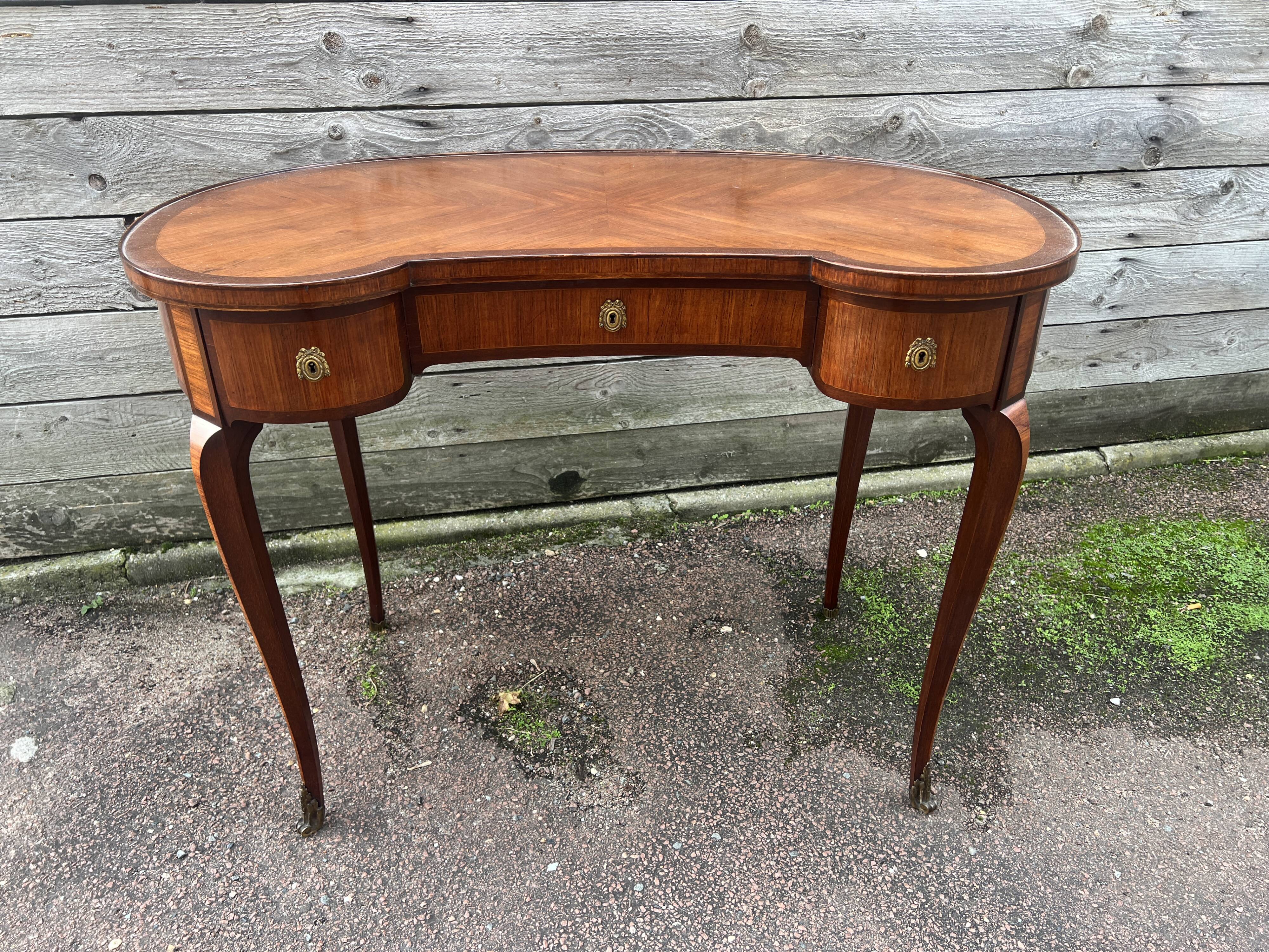 Kidney-shaped desk, marquetry, Transition style