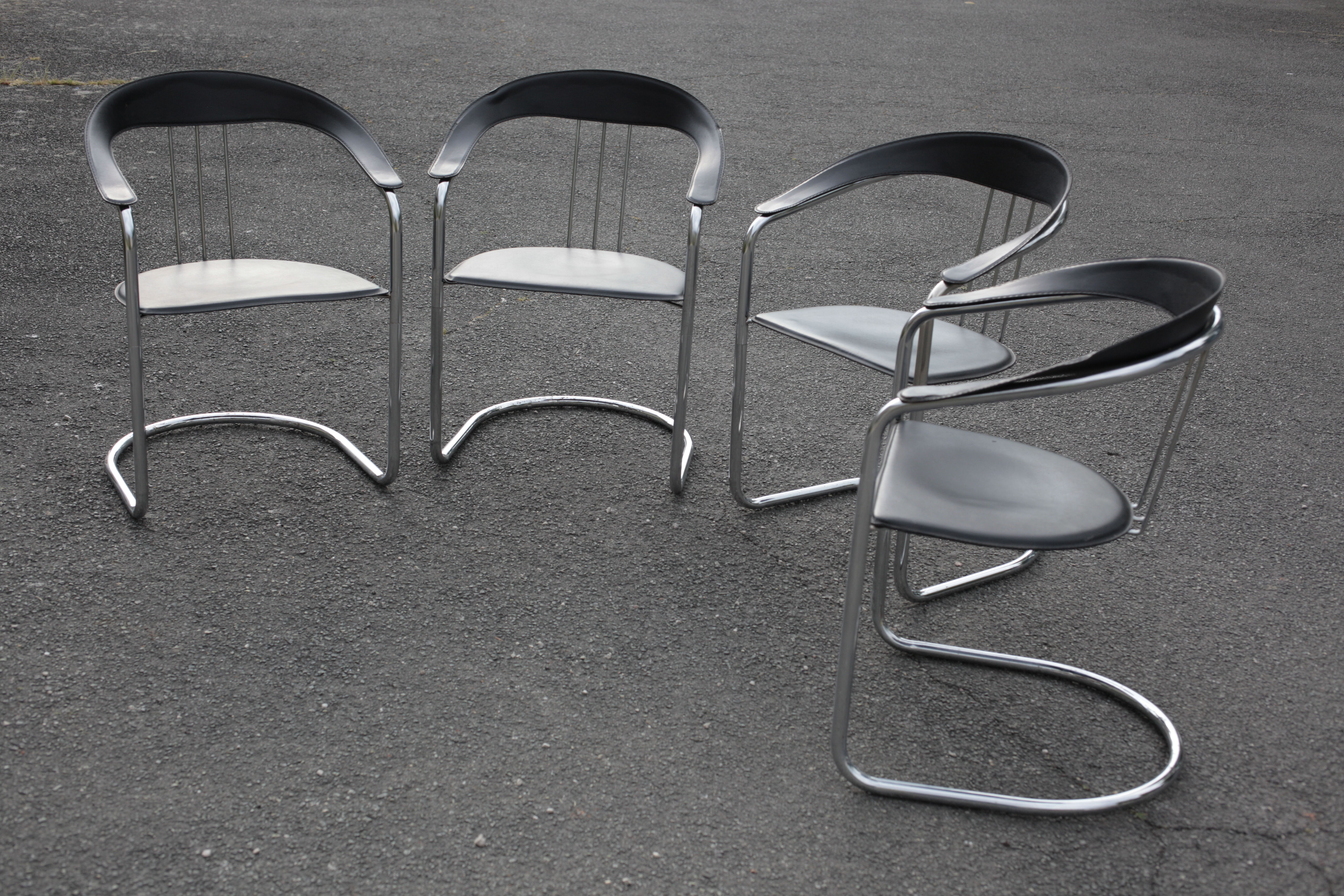 Quatre chaises avec accoudoirs style Arrben