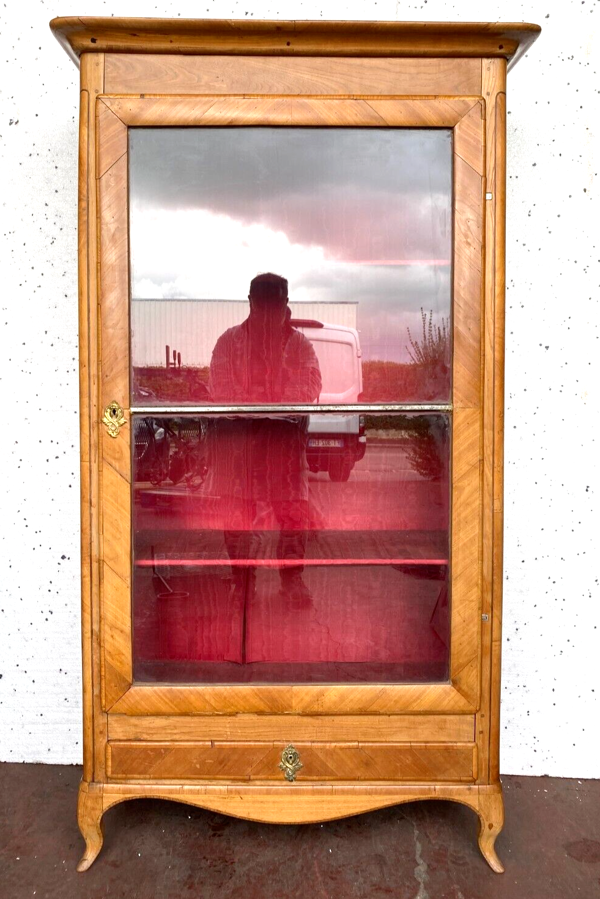 Vitrine de style Louis XV en bois de merisier et placage XIX siècle